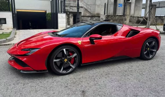 Siêu xe Ferrari SF90 Stradale đầu tiên sắp xuất hiện tại Hà Nội, xe "lướt" chỉ hơn 7.000 km