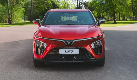 Nhận ưu đãi khủng hơn 172 triệu đồng, SUV điện VinFast VF 7 lăn bánh chỉ từ hơn 700 triệu đồng