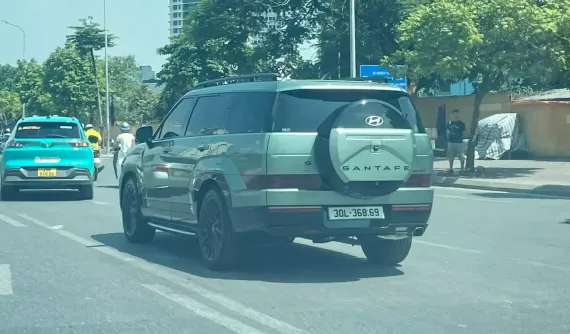 Lắp thêm hộp lốp dự phòng, chủ xe đã khắc chế được điểm yếu cho thiết kế đuôi xe Hyundai Santa Fe 2024