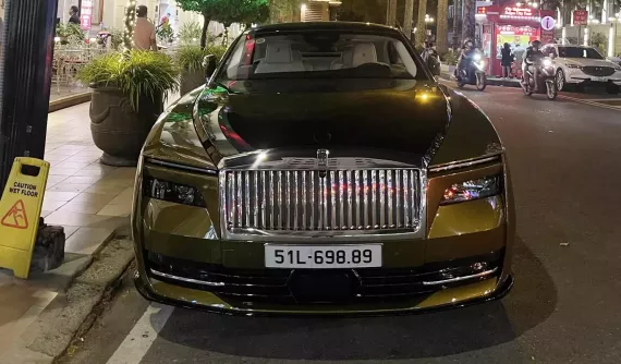 Chi tiết Rolls-Royce Spectre thứ 2 có mặt tại Việt Nam, sau xe Minh "Nhựa": Màu sơn đặc trưng, biển đấu giá