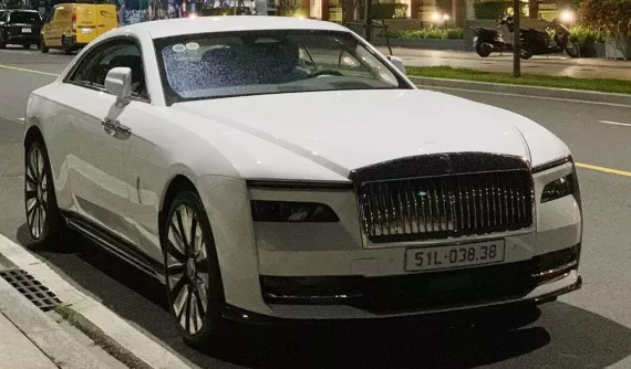 Cận cảnh Rolls-Royce Spectre của Minh "Nhựa" trên đường phố Tp.HCM, ra biển số đẹp khá kín tiếng