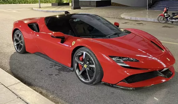 Siêu xe Ferrari SF90 Stradale chính thức có mặt ở Hà Nội sau gần 3 ngày vận chuyển từ Nam ra
