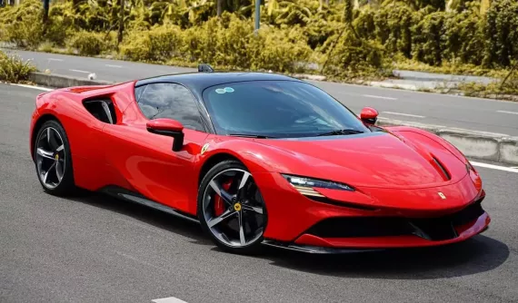 Cận cảnh Ferrari SF90 Stradale đầu tiên xuất hiện tại Hà Nội: Tăng tốc 0-100 km/h như Bugatti Chiron