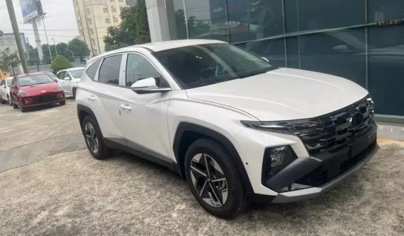 Cận cảnh Hyundai Tucson 2025 bản 2.0 Đặc biệt tại đại lý, giá đồn đoán 879 triệu đồng
