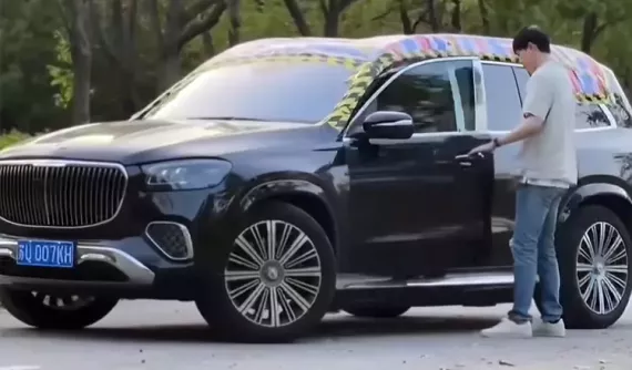 SUV siêu sang Mercedes-Maybach GLS mới mua 10 ngày phải phủ bạt lên nóc và dán băng dính vì rò nước