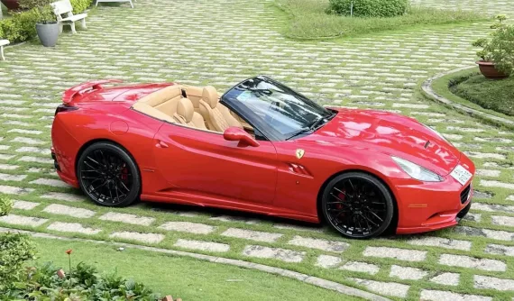 Ferrari California gần 15 năm tuổi được chủ nhân chăm chút từng li từng tí, lên bộ mâm độ khác biệt