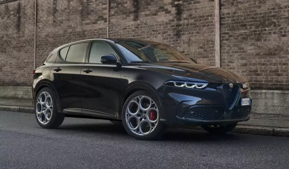 "Rắn độc" Alfa Romeo Tonale 2025 ra mắt tại Paris với nội thất được làm mới tinh tế