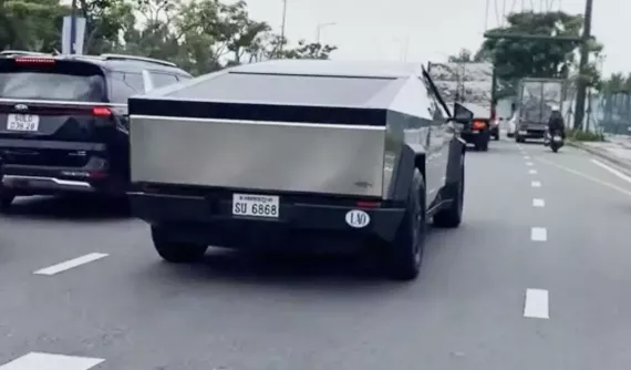 Tesla Cybertruck 2024 lần đầu bị bắt gặp dạo phố Việt Nam, biển số Lào, thiết kế quá hầm hố