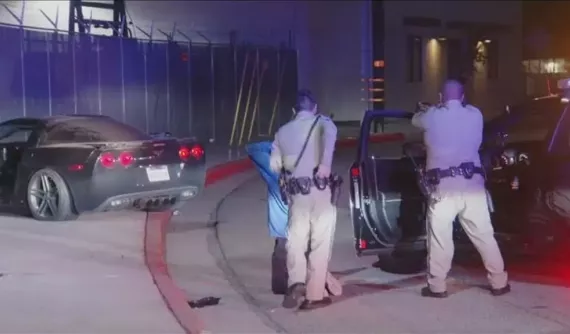 Thiếu niên 15 tuổi lái xe Chevrolet Corvette C6 hơn 161 km/h để chạy trốn sự truy đuổi cảnh sát