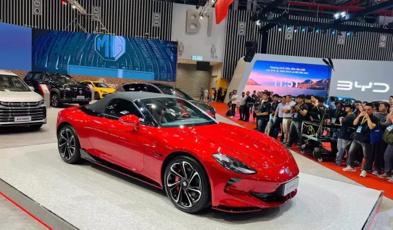 Gian hàng MG tại VMS 2024 gây ấn tượng với nhiều phiên bản: Xe thể thao MG Cyberster chốt giá 3,2 tỷ đồng