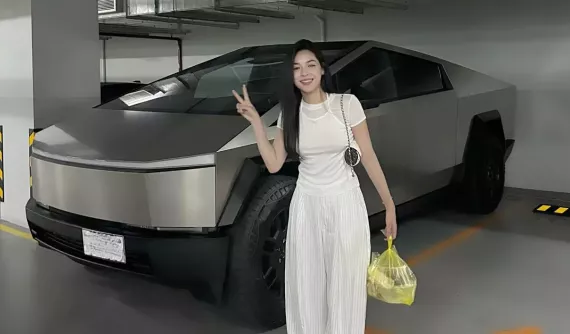 Hot girl thích thú với xe Tesla Cybertruck 2024 đầu tiên xuất hiện ở Việt Nam: Quá to, như phi thuyền