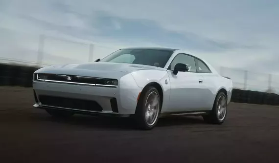 Dodge Charger Daytona sẽ có pin thể rắn vào năm 2026