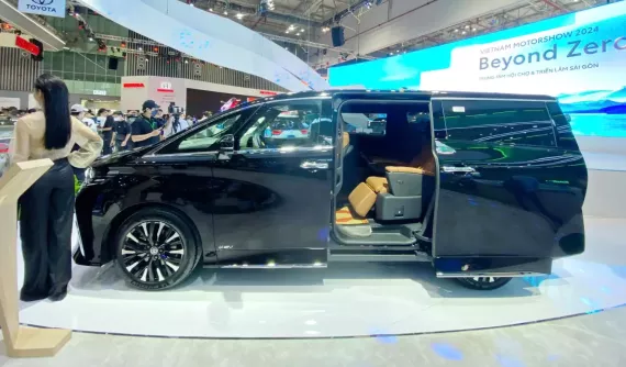 Ra mắt được 1 năm nhưng Toyota Alphard vẫn rất hot tại triển lãm VMS 2024