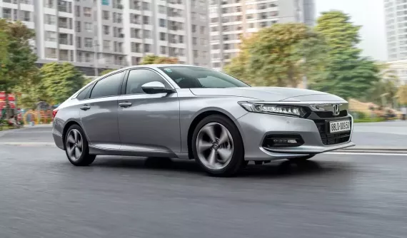 Honda Accord giảm giá còn 1,099 tỷ đồng, rẻ hơn vài trăm triệu so với Toyota Camry