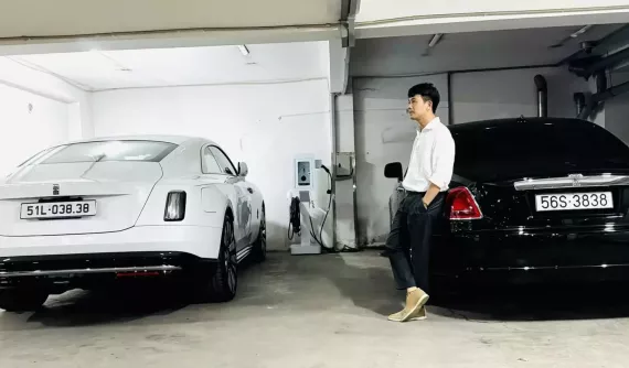 Minh "Nhựa" lần đầu chia sẻ về cặp xe Rolls-Royce của mình: 1 xe uống xăng hơn 21 lít/100km, 1 xe không tốn giọt nào