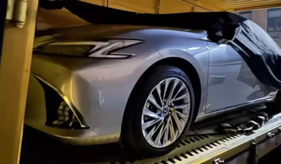 Sedan hạng sang Lexus ES 2025 rò rỉ ảnh "nóng" với hệ thống đèn mới, thêm màn hình lớn hơn