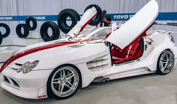 Cận cảnh chiếc xe Mercedes-Benz SLR McLaren Speedster thân rộng đẹp mắt