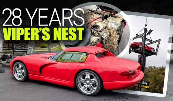 Đại lý cẩu "biển hiệu" Dodge Viper hoàn toàn mới xuống để tân trang lại cho mới sau 28 năm