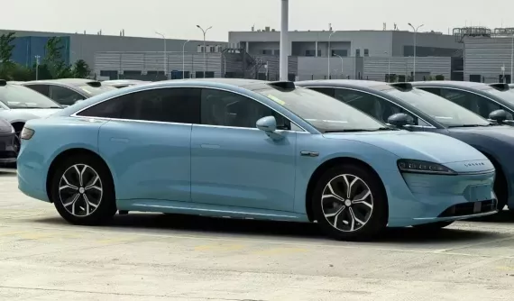 Luxeed S7 2025 - sedan mới của hãng điện thoại Huawei, giá từ 820 triệu đồng
