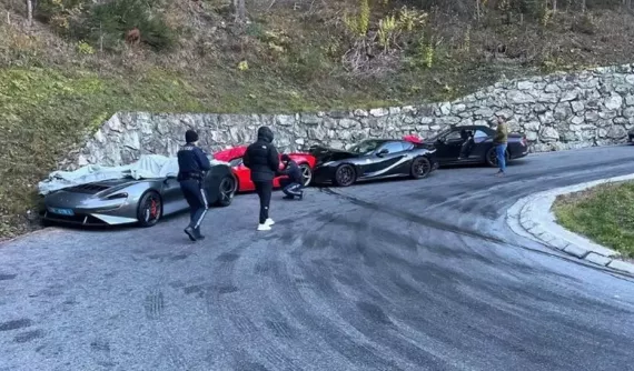 Hàng loạt siêu xe trị giá hàng triệu đô la bao gồm Ferrari LaFerrari, McLaren Elva và Ferrari 812 Superfast va chạm