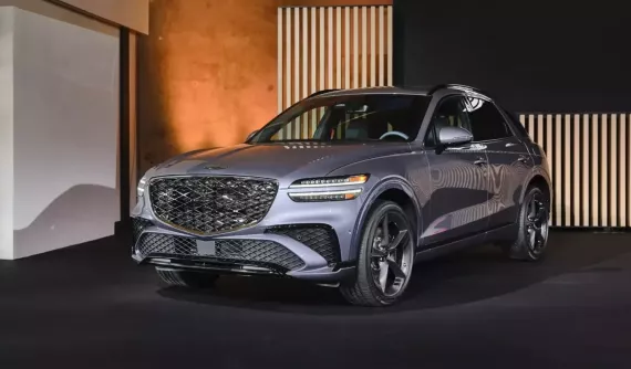 Chi tiết Genesis Electrified GV70 2026: SUV điện có màn hình 27 inch, cửa xe có họa tiết ngôi sao và NACS