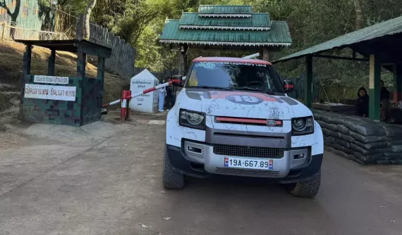 Doanh nhân Hải Phòng tiếp tục "phượt" xa xôi qua 3 nước Asean, lần này để Porsche 911 Dakar ở nhà