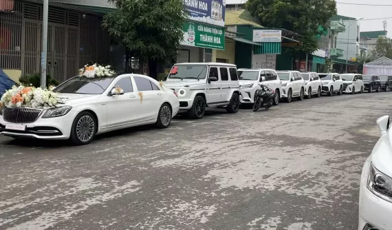 Choáng ngợp trước dàn xe dâu ở Thanh Hóa: Toàn xe SUV đắt tiền Lexus LX600, Mercedes-AMG G63, Range Rover