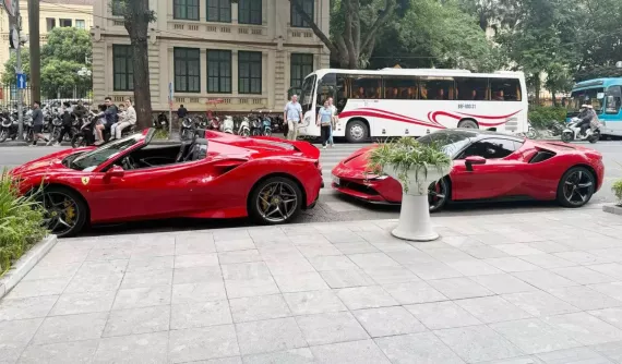 Khá lâu rồi "thánh địa siêu xe" ở Hà Nội lại có 1 cặp xe Ferrari đẹp mắt đỗ cạnh nhau