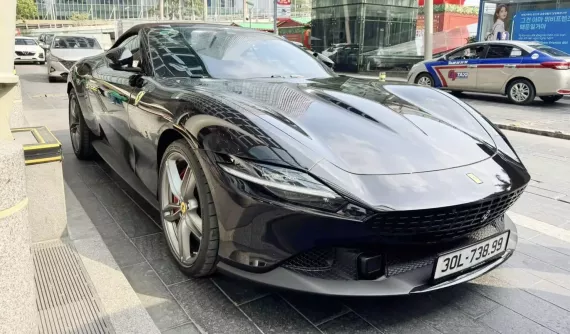 Siêu xe mui trần Ferrari Roma Spider của doanh nhân Hà Nội mới tậu mang biển trúng đấu giá