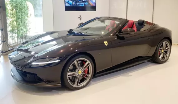 Doanh nhân Hà Nội tậu siêu xe mui trần Ferrari Roma Spider hơn 24 tỷ đồng