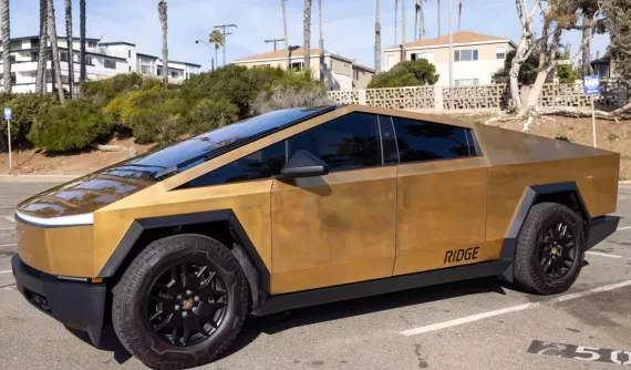 Dân chơi chi ra gần 1,5 tỷ đồng để mạ vàng 24K cho "thùng tôn" Tesla Cybertruck