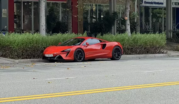 Siêu xe hybrid đầu tiên của McLaren tại Việt Nam trên đường phố Sài thành