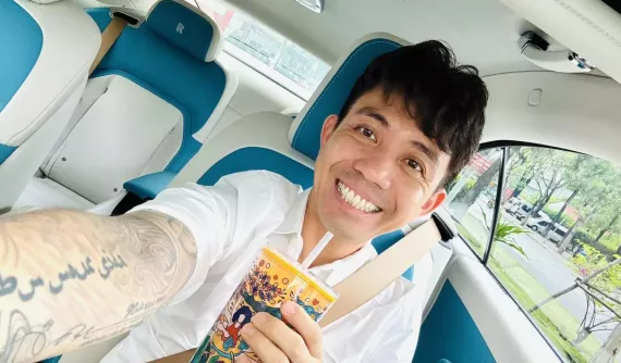 Mới về Việt Nam Minh "Nhựa" liền lái chiếc xe này đi làm: Không phải lo tìm cây xăng như Pagani Huayra