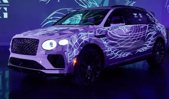 Chiếc Bentley Bentayga với tùy chọn màu sơn chỉ hiện ra khi chiếu đèn UV