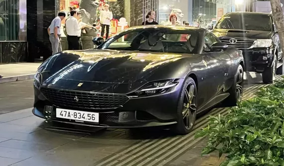 Doanh nhân Đắk Lắk "cưỡi ngựa" Ferrari Roma hơn 21 tỷ đồng dạo phố Tp.HCM