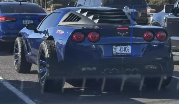 Sẽ ra sao nếu xe thể thao Chevrolet Corvette C6 lại lắp bộ bánh béo của xe địa hình?