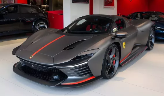Tay đua F1 Carlos Sainz Jr nhận bàn giao siêu phẩm Ferrari Daytona SP3
