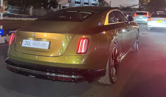 Rolls-Royce Spectre đầu tiên lăn bánh ở Hà Nội, của 1 doanh nhân kín tiếng sở hữu dàn siêu xe khủng