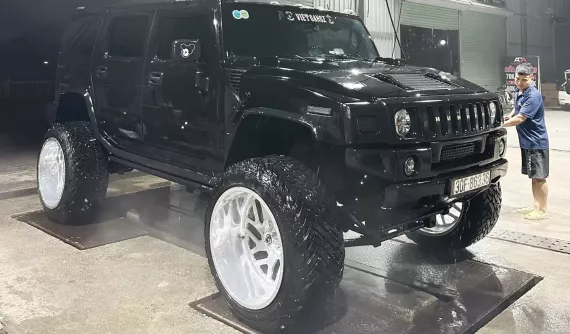 Biker Đức tào phớ cùng chiếc Hummer H2 độ mâm khủng, "ăn xăng" gần 30 lít/100 km