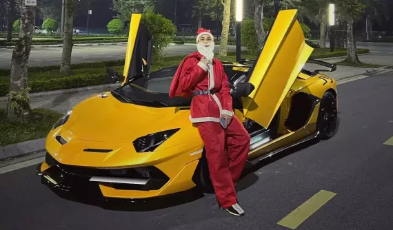 Đến hẹn lại lên, ông già Noel Anh Lượng cưỡi siêu bò Lamborghini Aventador biển tứ quý 9 đi phát quà