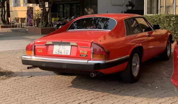 Xuất hiện thêm 1 chiếc xe thể thao Jaguar XJS máy V12 bên cạnh xe của "Qua" Vũ