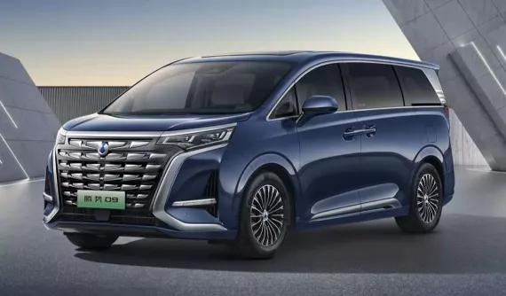 Denza D9 từng xuất hiện tại Việt Nam ở triển lãm VMS 2024 diễn ra vào tháng 10 vừa có bản 2025 đẹp mắt