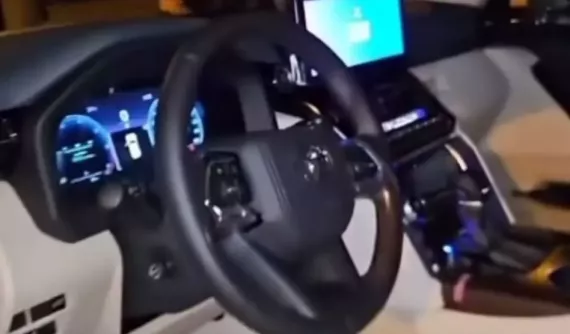 Toyota Land Cruiser 300 2025 rò rỉ "ảnh nóng" với trang bị nội thất mới