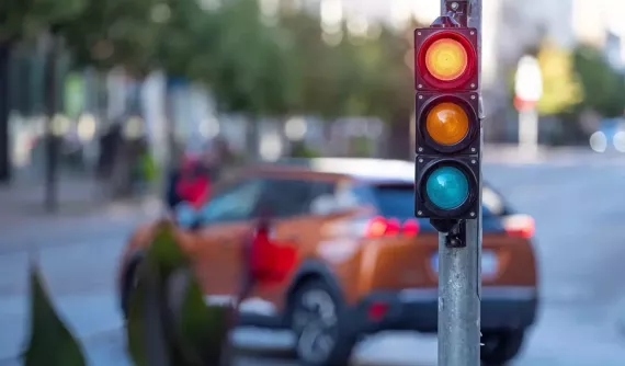 Từ ngày 1/1/2025, ô tô, xe máy vượt đèn đỏ sẽ bị phạt đến 20 triệu đồng