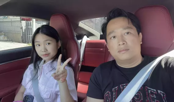 Cuối tuần Hoàng Kim Khánh đưa con gái đi chơi trên chiếc xe đặc biệt, giá lăn bánh gần 20 tỷ đồng