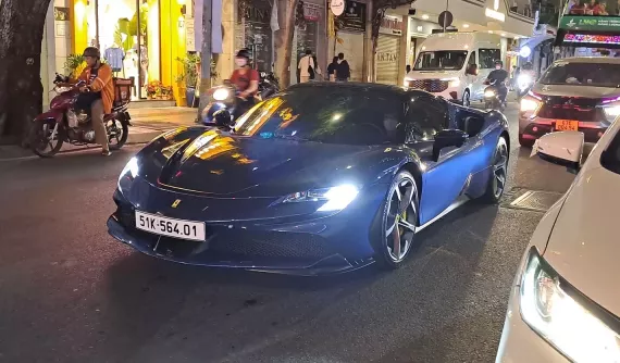 Siêu xe Ferrari SF90 Spider hơn 50 tỷ đồng của Cường "Đô-la" tái xuất trong ngày đầu tiên của 2025