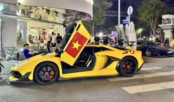 Dàn siêu xe đắt đỏ của giới đại gia Sài thành "đi bão" ăn mừng Việt Nam vô địch