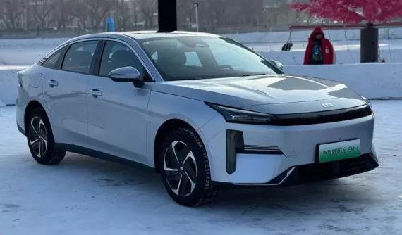 Hình ảnh chính thức của xe sedan Geely Galaxy L6 EM-i PHEV được tiết lộ