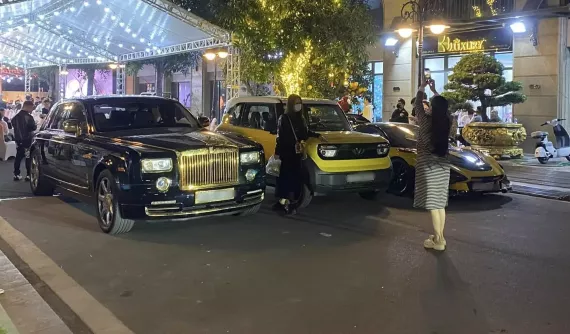 Dàn siêu xe biển đẹp tụ tập tại Hà Nội vào đêm tối