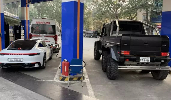 Cặp đôi xe khủng biển toàn 6 và 8 của 2 đại gia Hà Nội tình cờ gặp nhau ở cây xăng